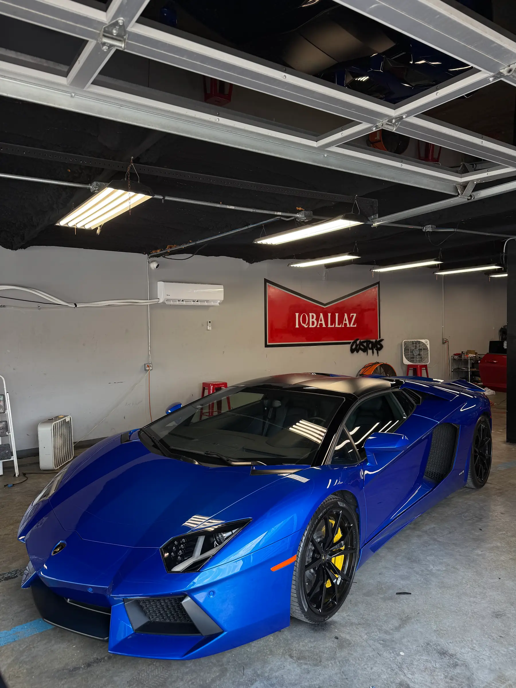 Lamborghini Aventador: Blu Nethuns wrap, front three-quarter