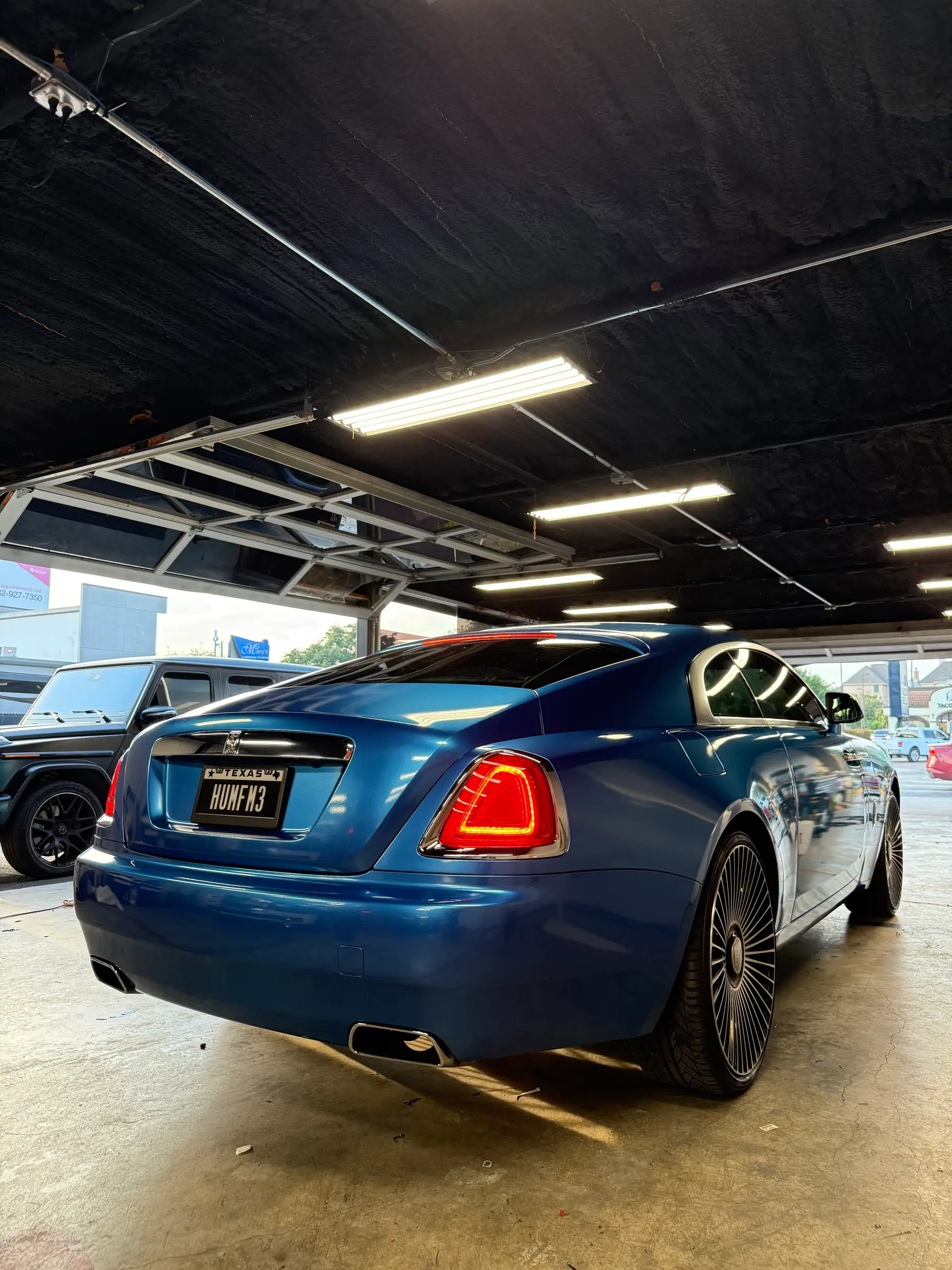 Rolls-Royce Wraith: Cobalt Blue wrap, rear three-quarter