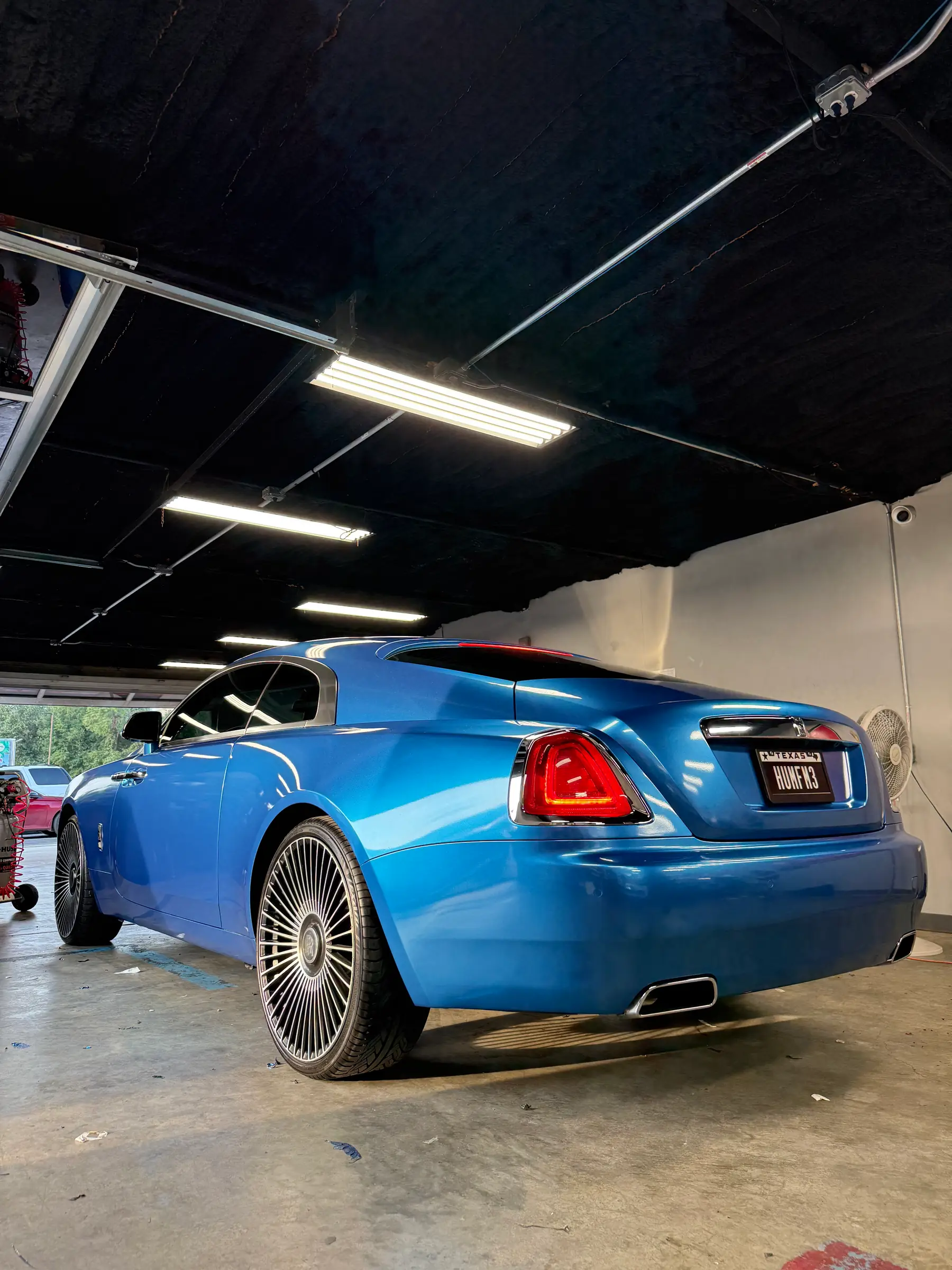 Rolls-Royce Wraith: Cobalt Blue wrap, rear detail