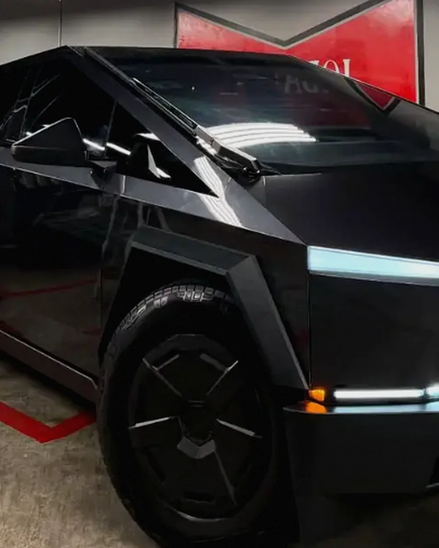 Tesla Cybertruck: metallic grey coloured PPF, front three-quarter